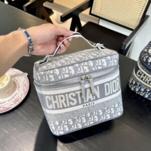 3 Styles Bucket Makeup Bag detail view 1