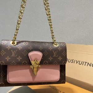 Chain Pink Shoulder Bags detail view 1