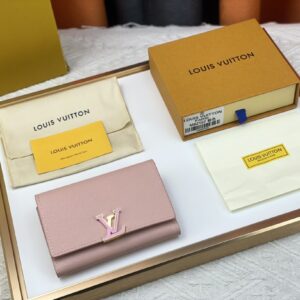 Multi-Comparter Leather Wallet detail view 1