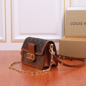 Mini Chain Lock Handbags detail view 1