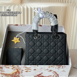 Classic relief fashion bag 24*12*20 detail view 1