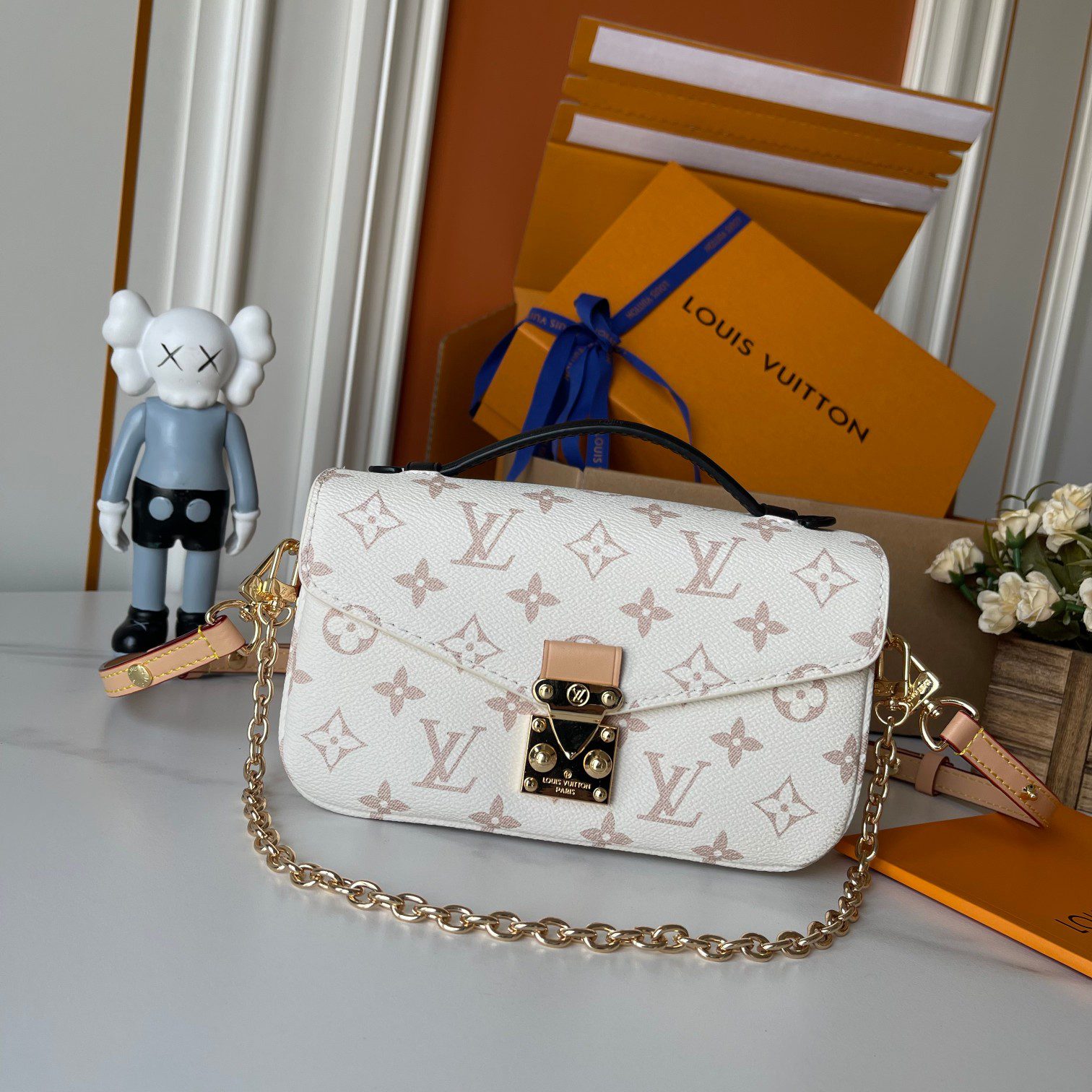 Popular messenger bag of the season 21.5*6*13.5cm detail view 1