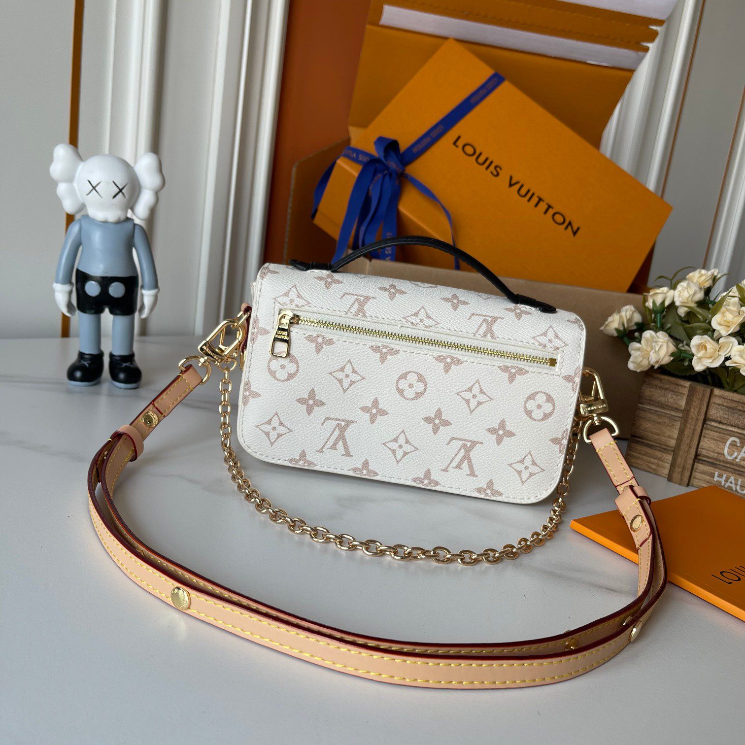 Popular messenger bag of the season 21.5*6*13.5cm detail view 4