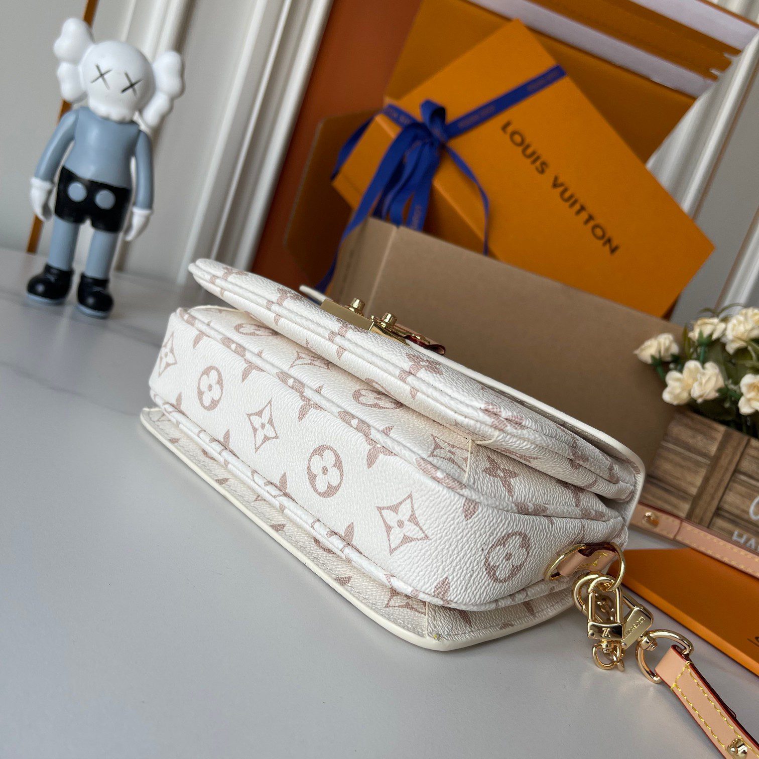 Popular messenger bag of the season 21.5*6*13.5cm detail view 5