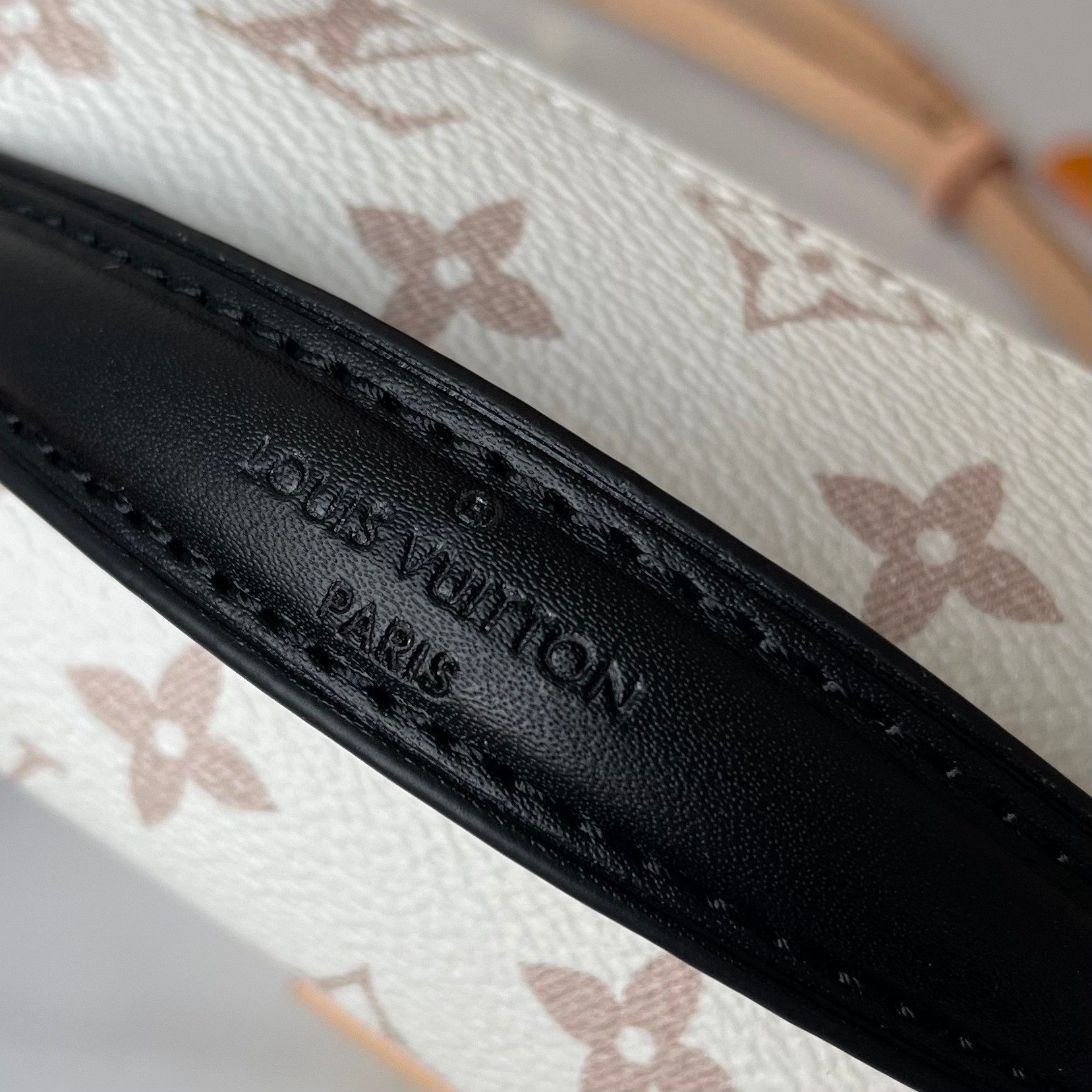 Popular messenger bag of the season 21.5*6*13.5cm detail view 7
