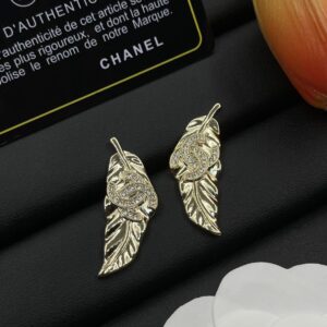 Leaf-filled diamond earrings detail view 1