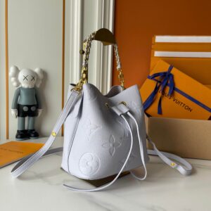 Light purple embossed bucket bag 20*20*13cm detail view 1