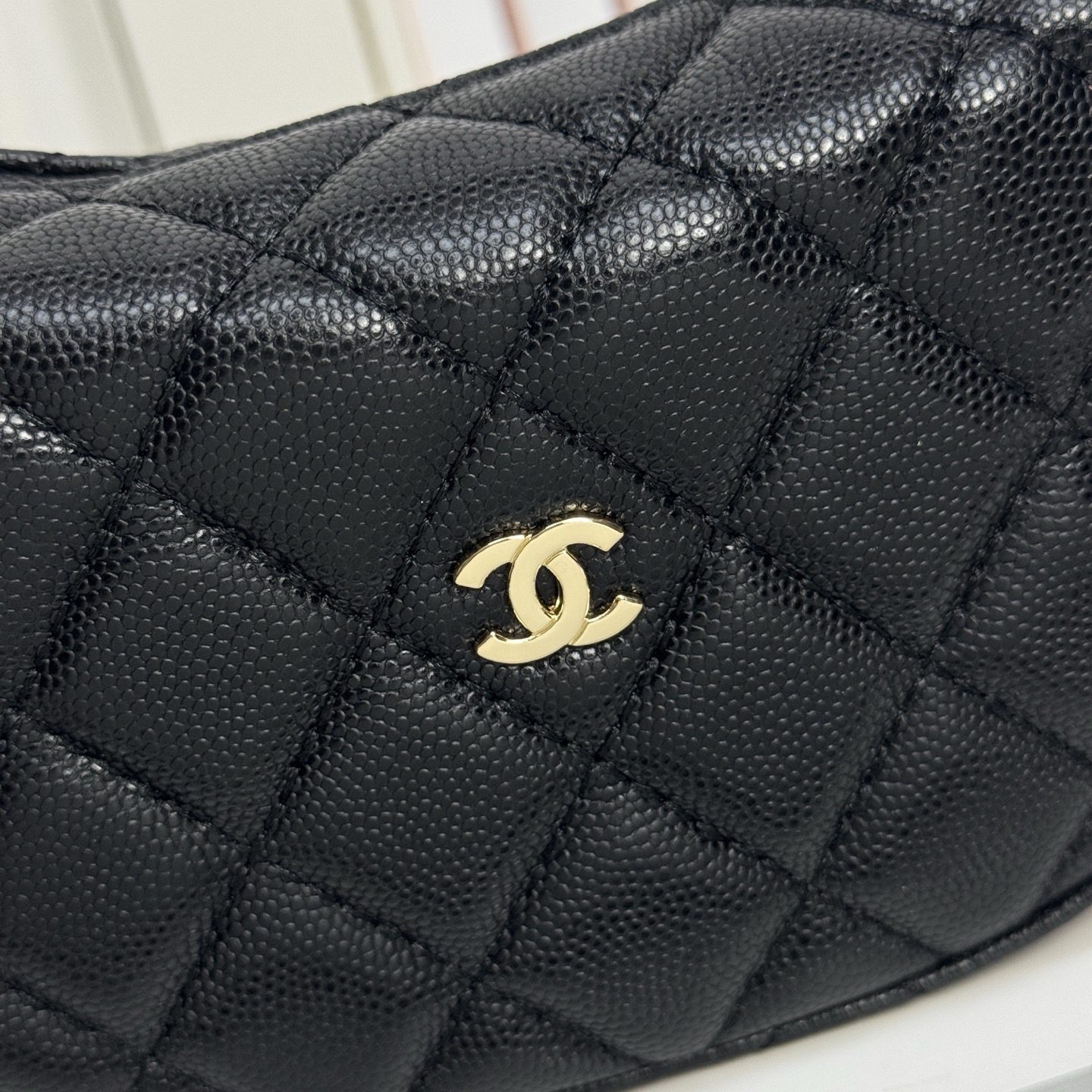 “The crescent-shaped chain bag (handbag & crossbody) is both practical and stylish.” — 15 x 22 x 6 cm detail view 1