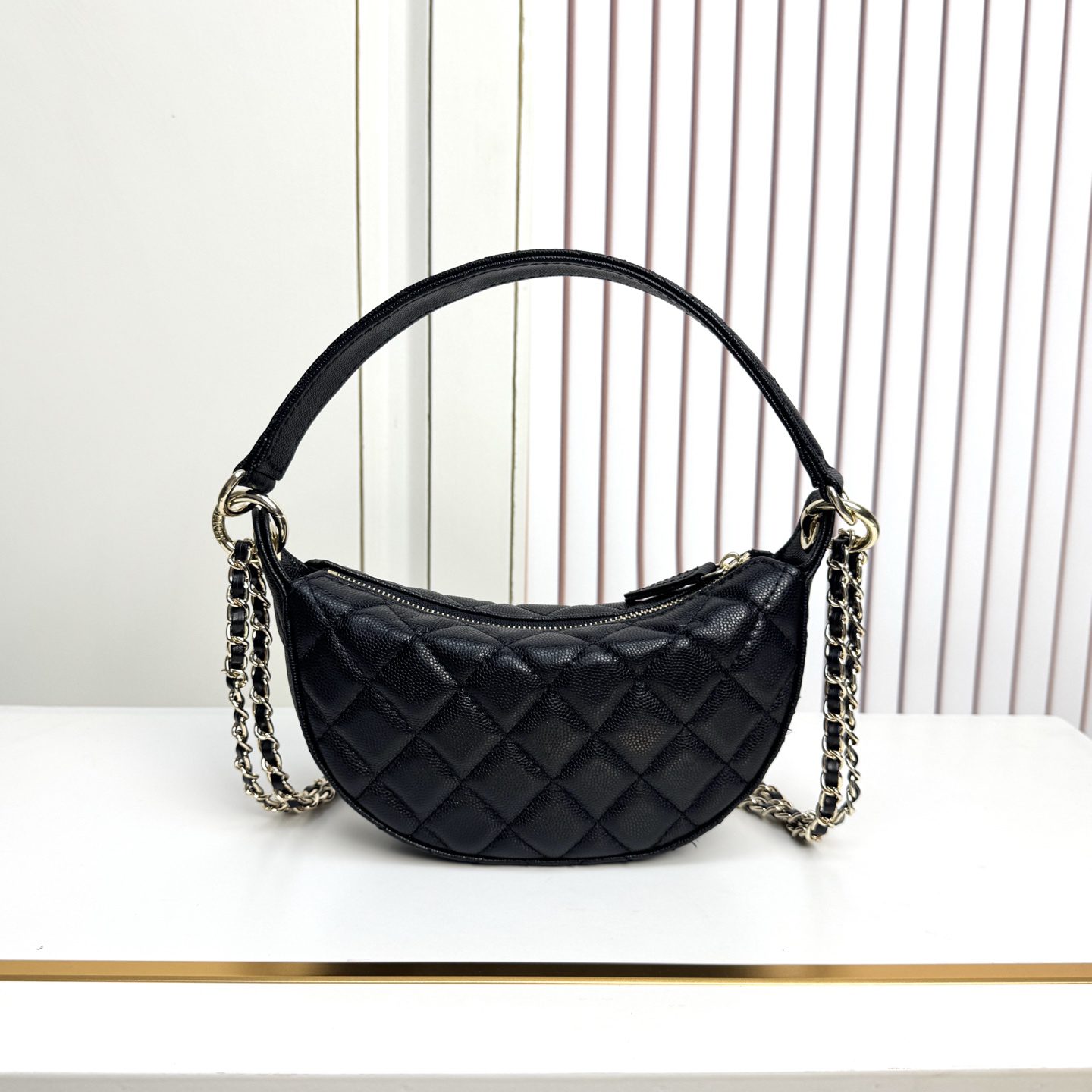 “The crescent-shaped chain bag (handbag & crossbody) is both practical and stylish.” — 15 x 22 x 6 cm detail view 5