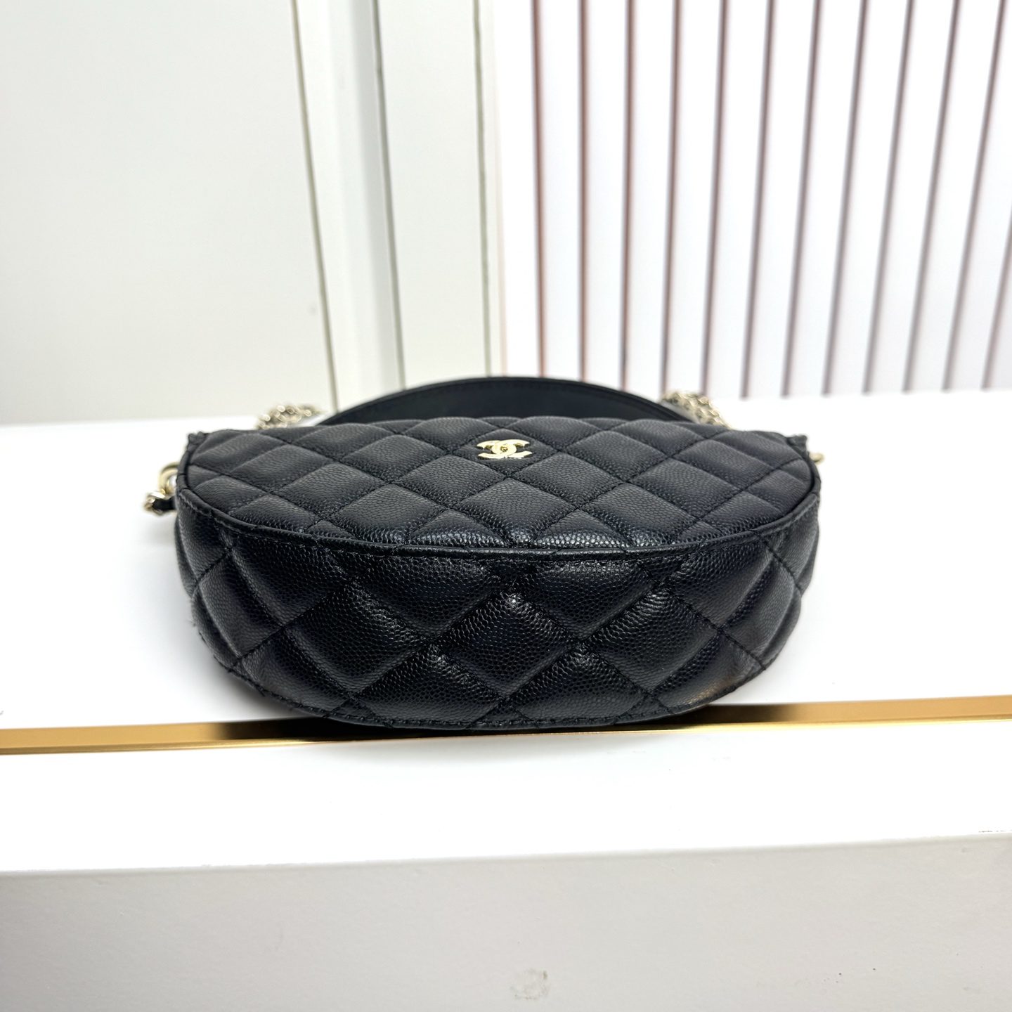 “The crescent-shaped chain bag (handbag & crossbody) is both practical and stylish.” — 15 x 22 x 6 cm detail view 6