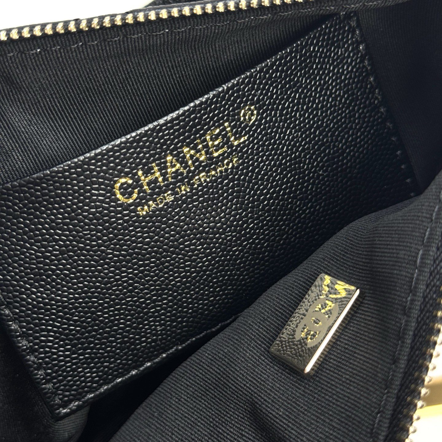 “The crescent-shaped chain bag (handbag & crossbody) is both practical and stylish.” — 15 x 22 x 6 cm detail view 7