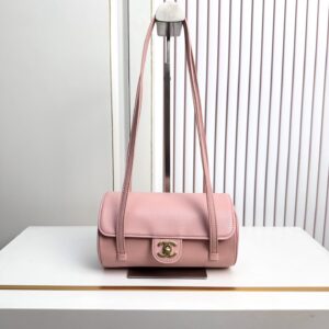 The classic bowling bag features a unique and versatile design that is easy to style. It offers a spacious capacity, measuring 10 × 20.5 × 10 cm. main product image