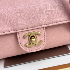 The classic bowling bag features a unique and versatile design that is easy to style. It offers a spacious capacity, measuring 10 × 20.5 × 10 cm. detail view 1