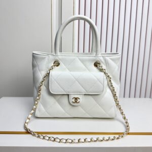 This bag features a shoulder strap that allows for single-shoulder carrying—perfect for vacations and travel. Dimensions: 19 x 24.5 x 12 cm. main product image