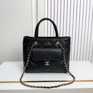 This bag features a shoulder strap that allows for single-shoulder carrying—perfect for vacations and travel. Dimensions: 19 x 24.5 x 12 cm. main product image