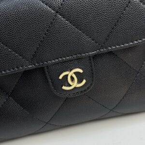 This bag features a shoulder strap that allows for single-shoulder carrying—perfect for vacations and travel. Dimensions: 19 x 24.5 x 12 cm. detail view 1