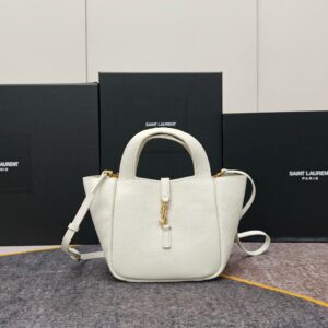 This pebbled-leather handbag and crossbody bag is an exceptional accessory for everyday styling. 17 x 17 x 13 cm. main product image