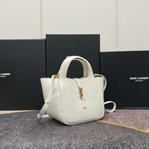 This pebbled-leather handbag and crossbody bag is an exceptional accessory for everyday styling. 17 x 17 x 13 cm. detail view 1