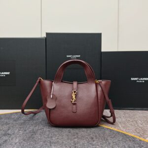 This pebbled-leather handbag and crossbody bag is an exceptional accessory for everyday styling. 17 x 17 x 13 cm. main product image