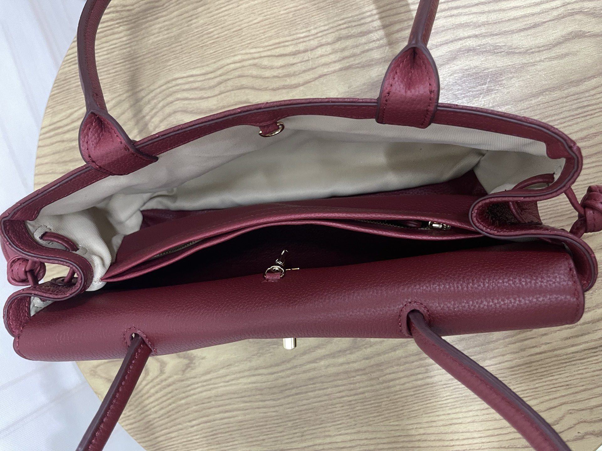 Stunning Black and Gold Grained Leather — The Perfect Choice for a Romantic Date — Bowling Bag / Shoulder Bag (31 x 16 cm) detail view 6