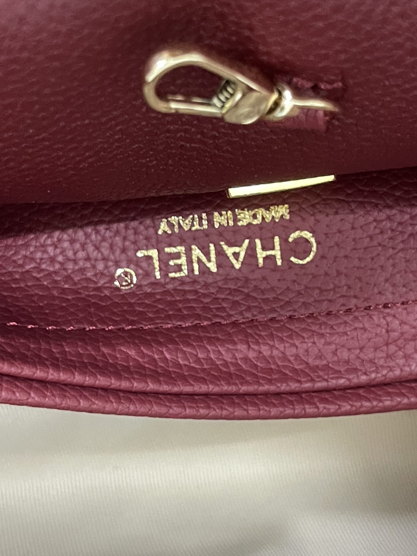 Stunning Black and Gold Grained Leather — The Perfect Choice for a Romantic Date — Bowling Bag / Shoulder Bag (31 x 16 cm) detail view 7