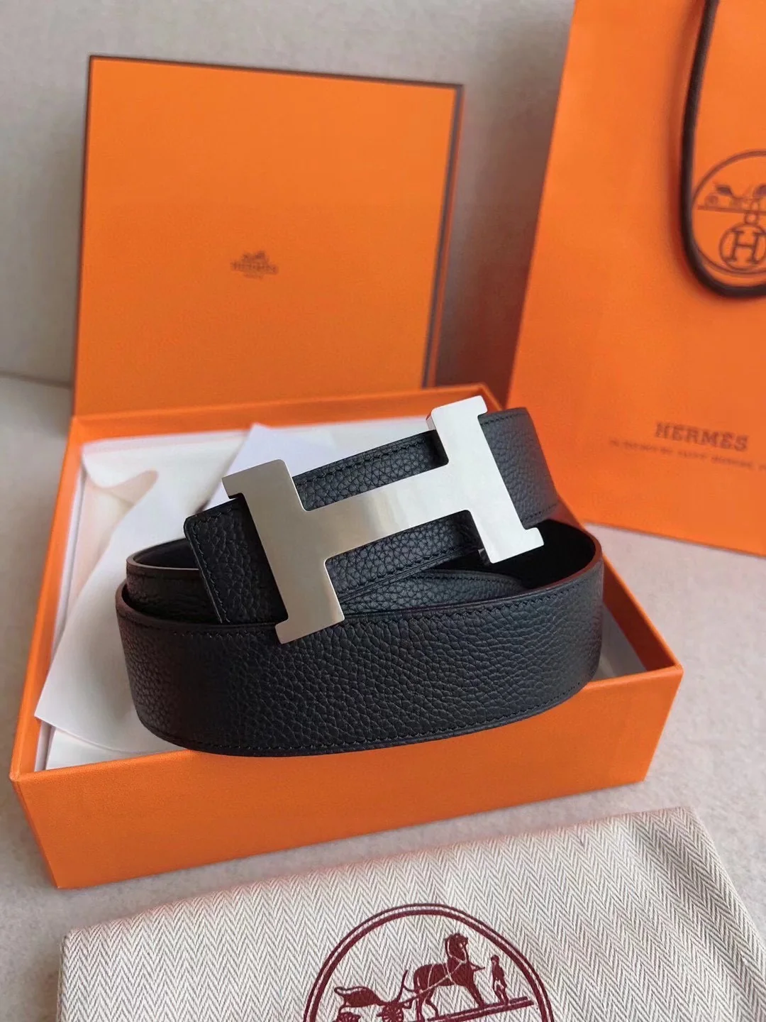 Men's Modern Reversible Leather Belt with Geometric H Buckle, 38 mm detail view 1