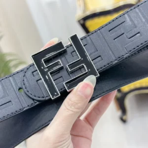 Men's Classic Reversible Grained Leather Belt with Polished Geometric Buckle, 38 mm detail view 1