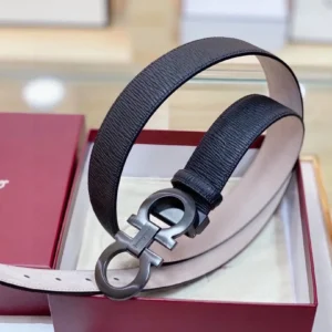 Men's Signature Textured Leather Belt with Sculpted Double-Ring Buckle, 35 mm detail view 1