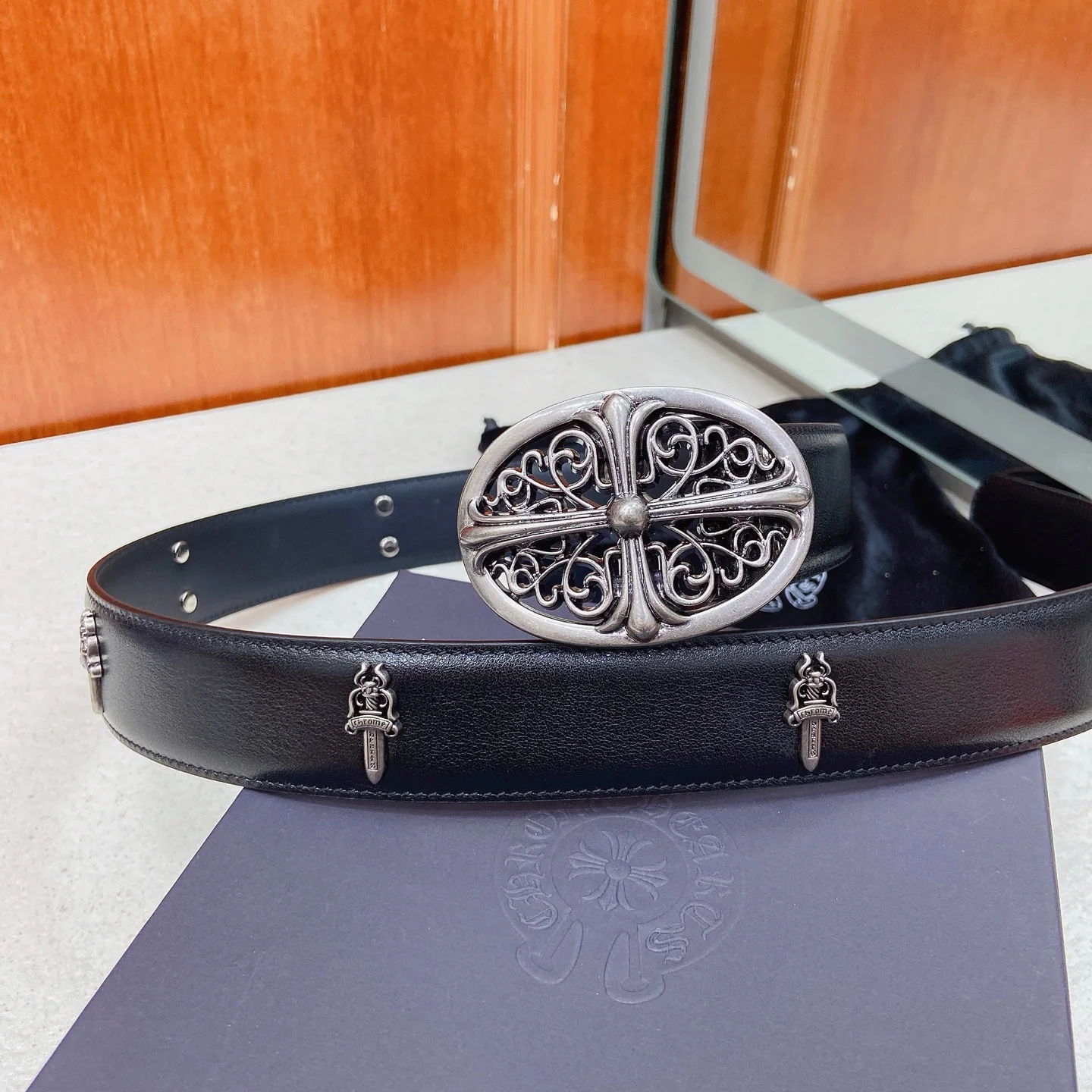 Unisex Classic Leather Belt with Ornate Engraved Statement Buckle, 38 mm detail view 1