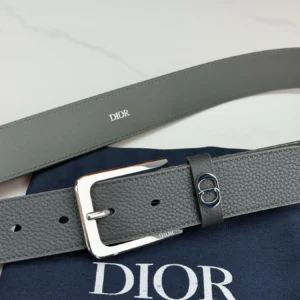 Men's Classic Reversible Grained Leather Belt with Classic Pin Buckle, 35 mm detail view 1