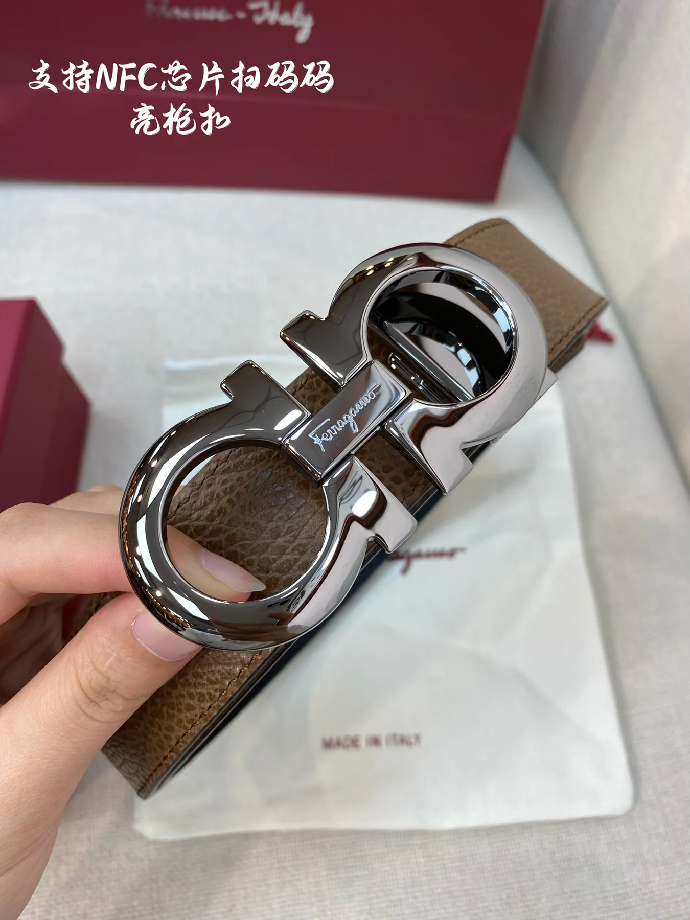 Men's Classic Reversible Leather Belt with Polished Geometric Buckle, 35 mm detail view 1