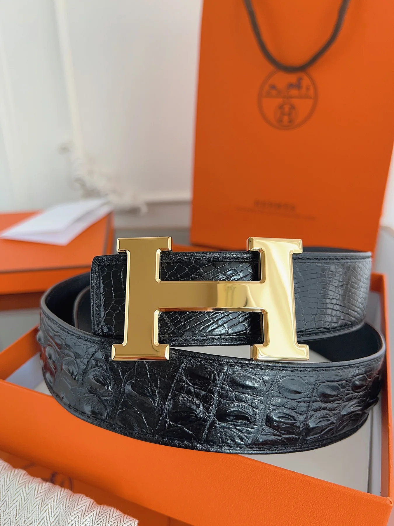 Men's Classic Crocodile-Texture Leather Belt with Geometric H Buckle, 38 mm detail view 1