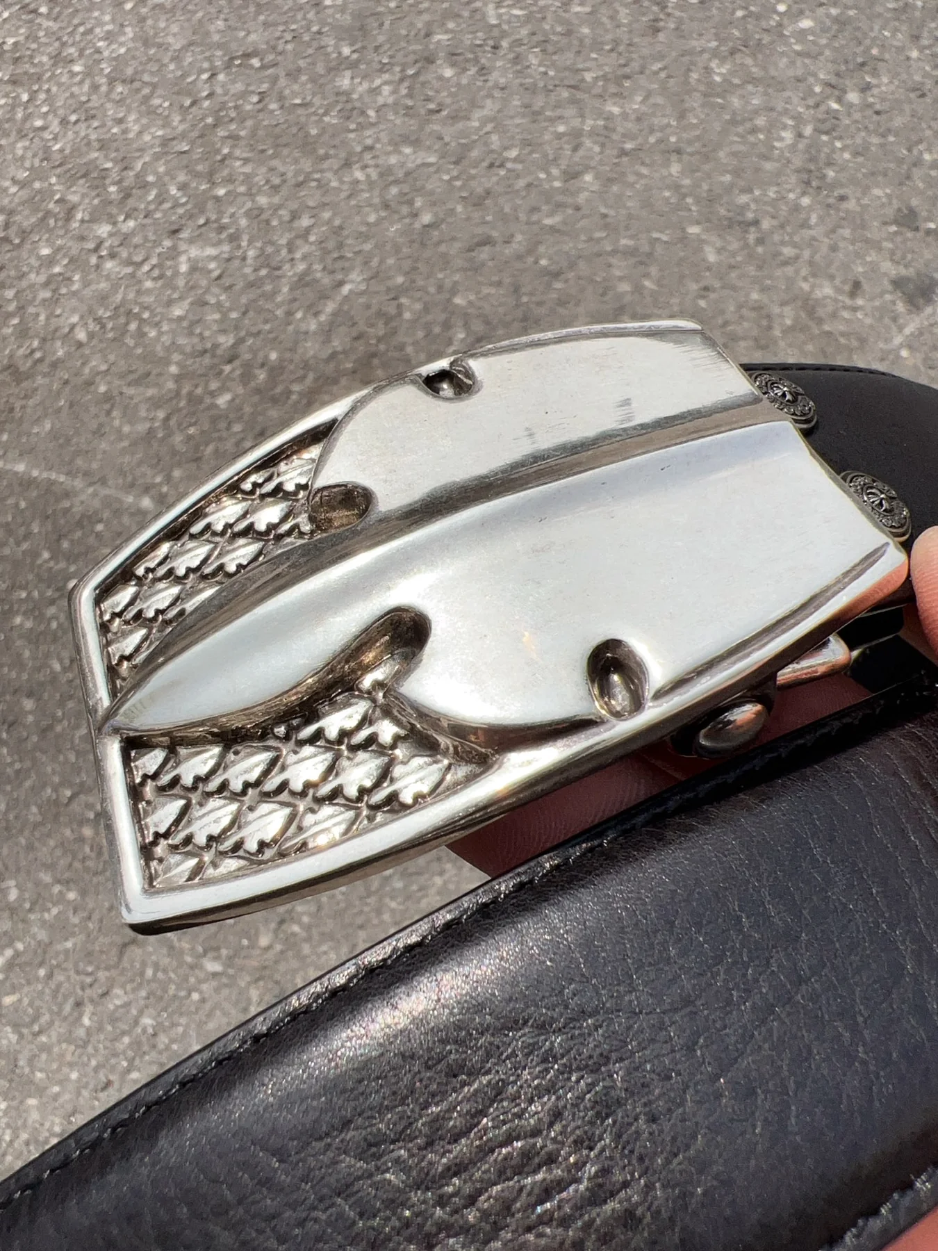 Unisex Modern Leather Belt with Ornate Engraved Statement Buckle, 38 mm detail view 1