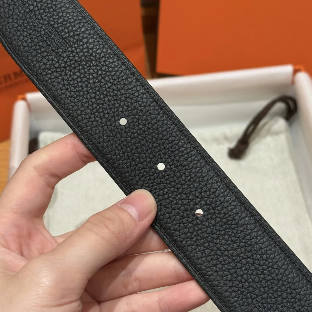 Men's Modern Reversible Textured Leather Belt with Polished Geometric Buckle, 38 mm detail view 1