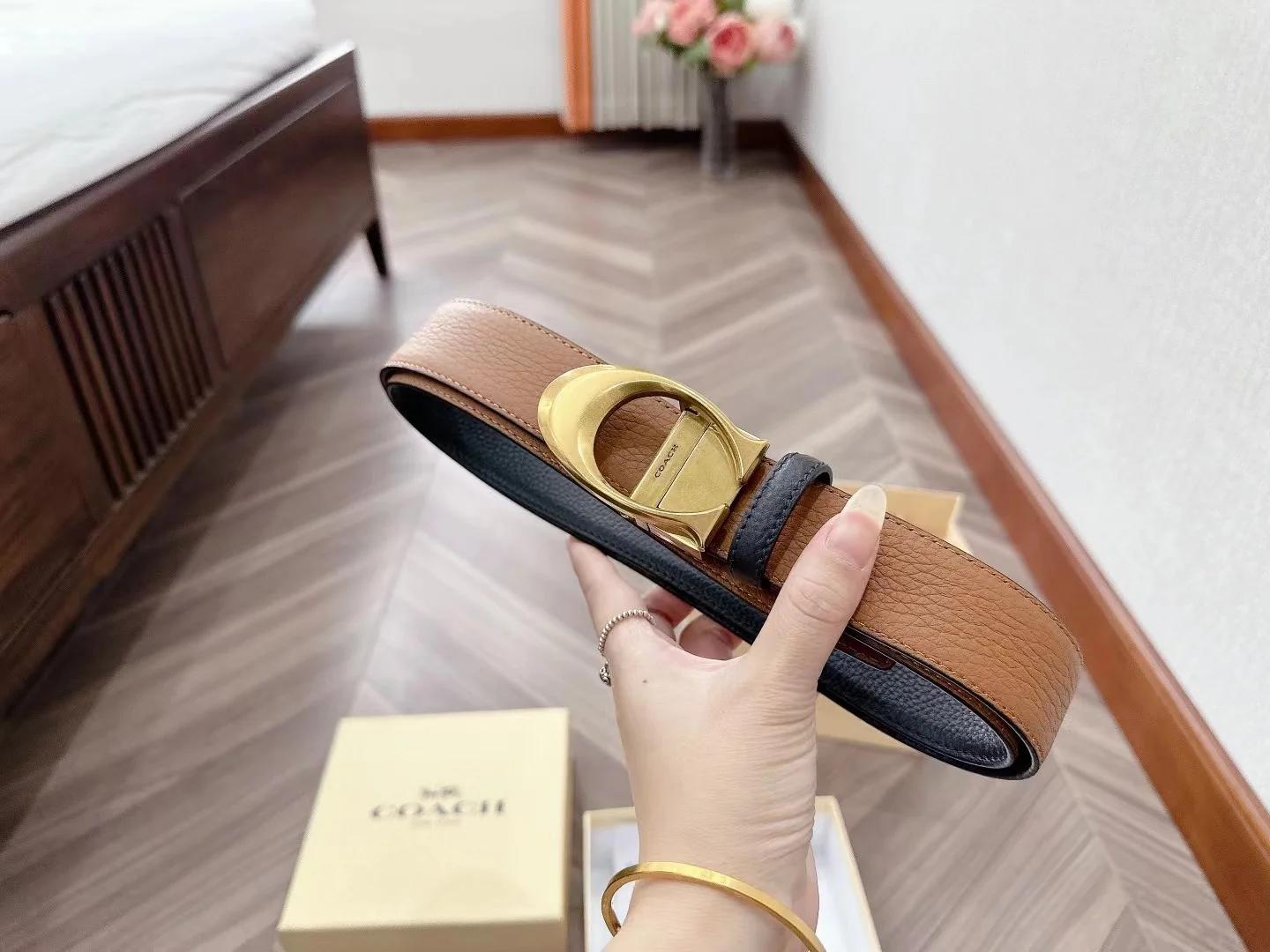 Men's Classic Textured Leather Belt with Polished Geometric Buckle, 40 mm detail view 2