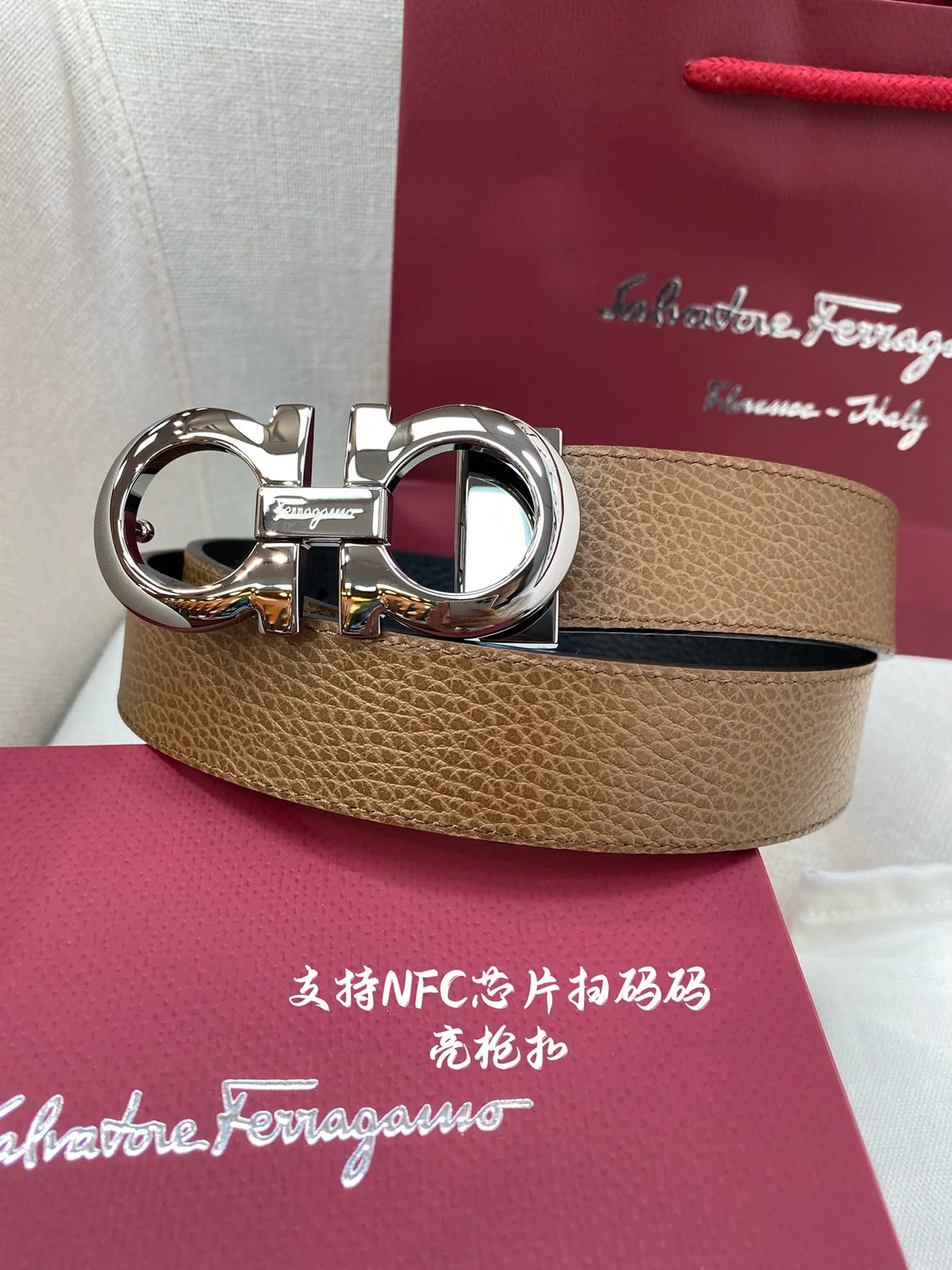 Men's Classic Reversible Leather Belt with Polished Geometric Buckle, 35 mm detail view 2