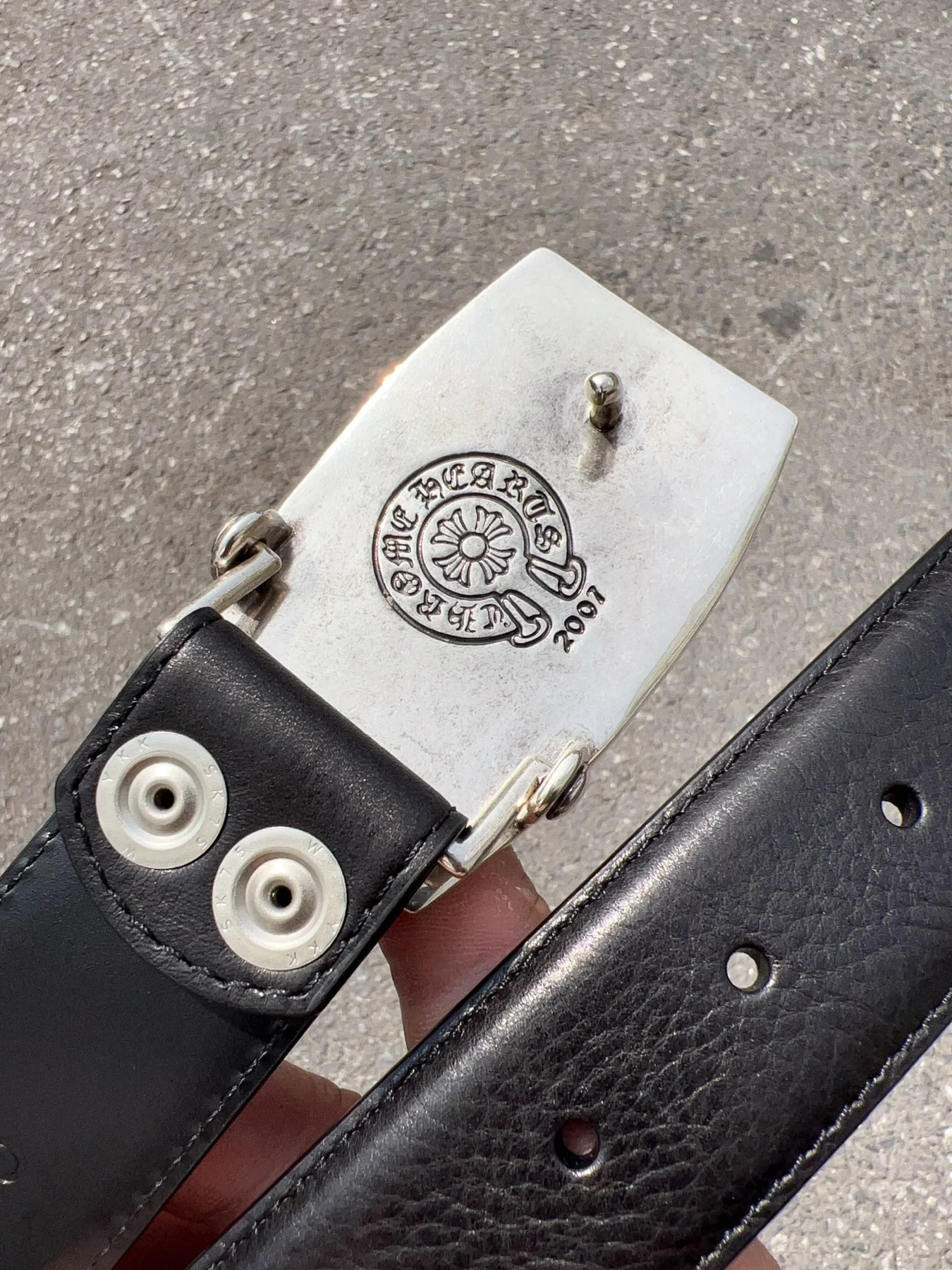 Unisex Modern Leather Belt with Ornate Engraved Statement Buckle, 38 mm detail view 2