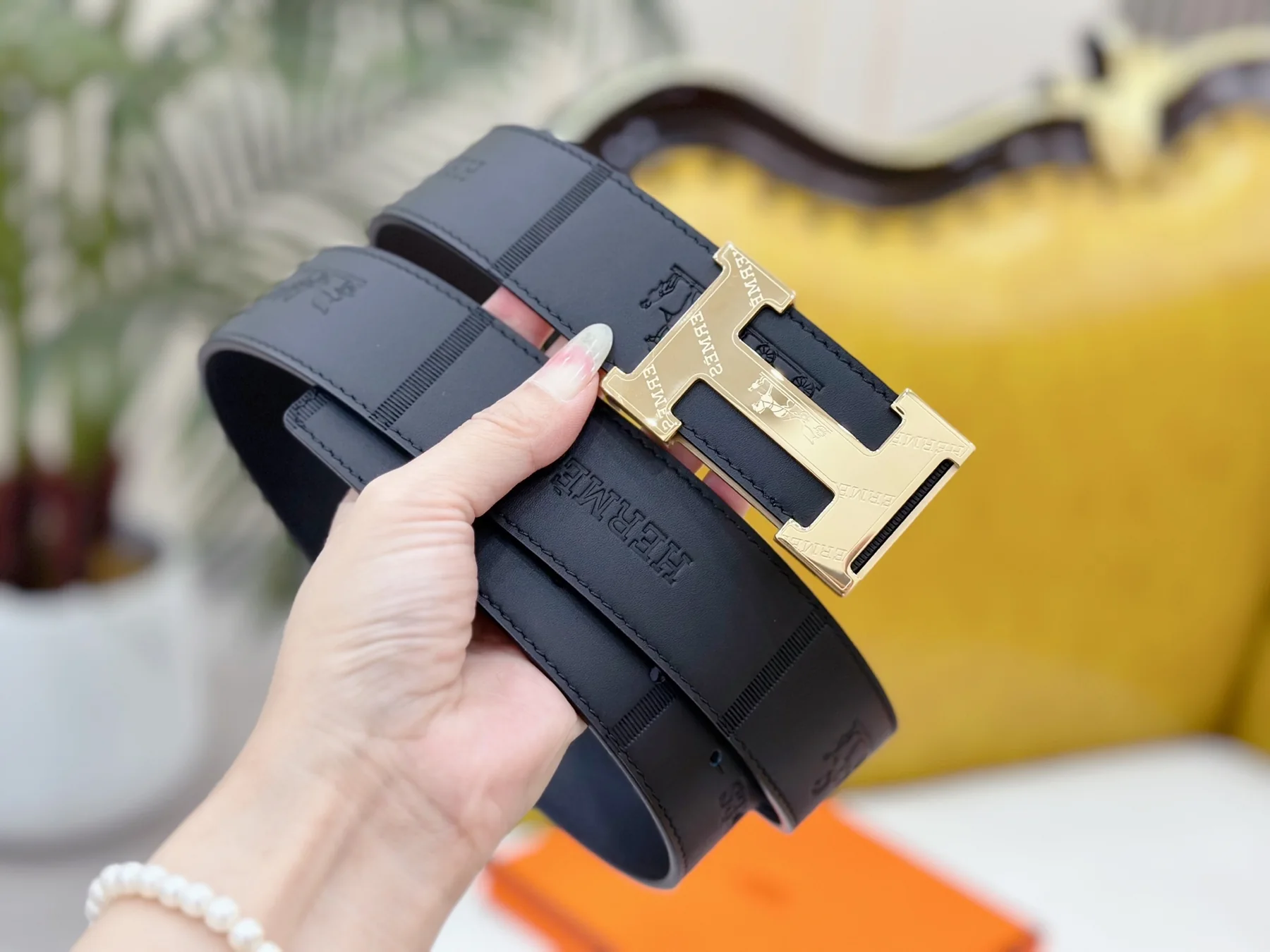Men's Classic Reversible Leather Belt with Geometric H Buckle, 38 mm detail view 2
