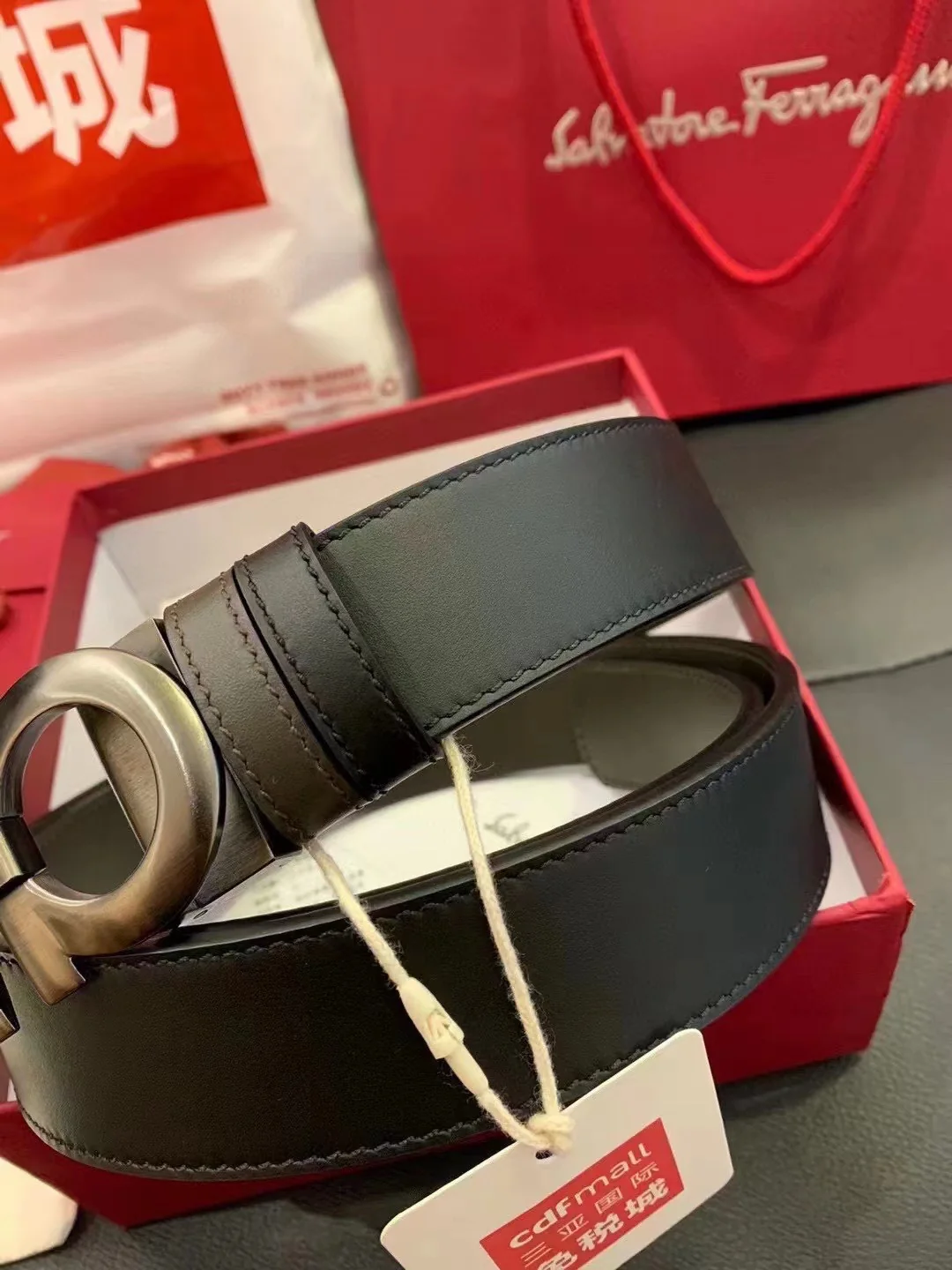 Men's Classic Reversible Leather Belt with Sculpted Double-Ring Buckle, 35 mm detail view 3