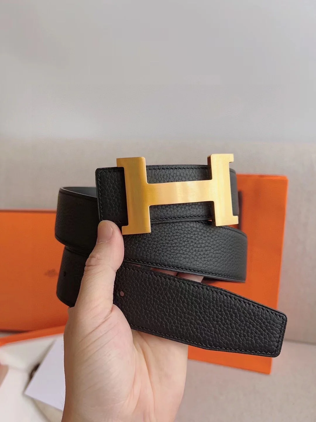 Men's Modern Reversible Leather Belt with Geometric H Buckle, 38 mm detail view 3