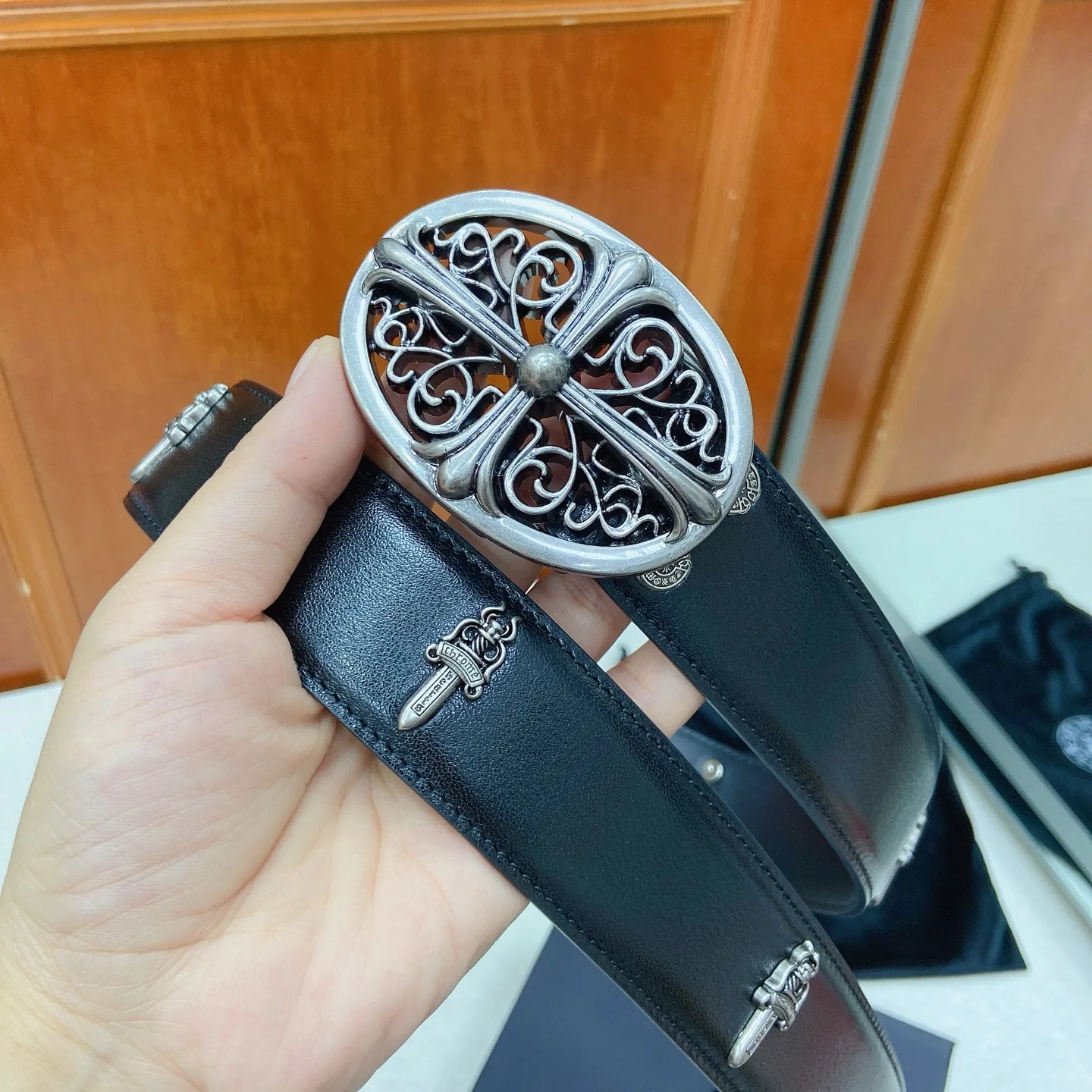 Unisex Classic Leather Belt with Ornate Engraved Statement Buckle, 38 mm detail view 3