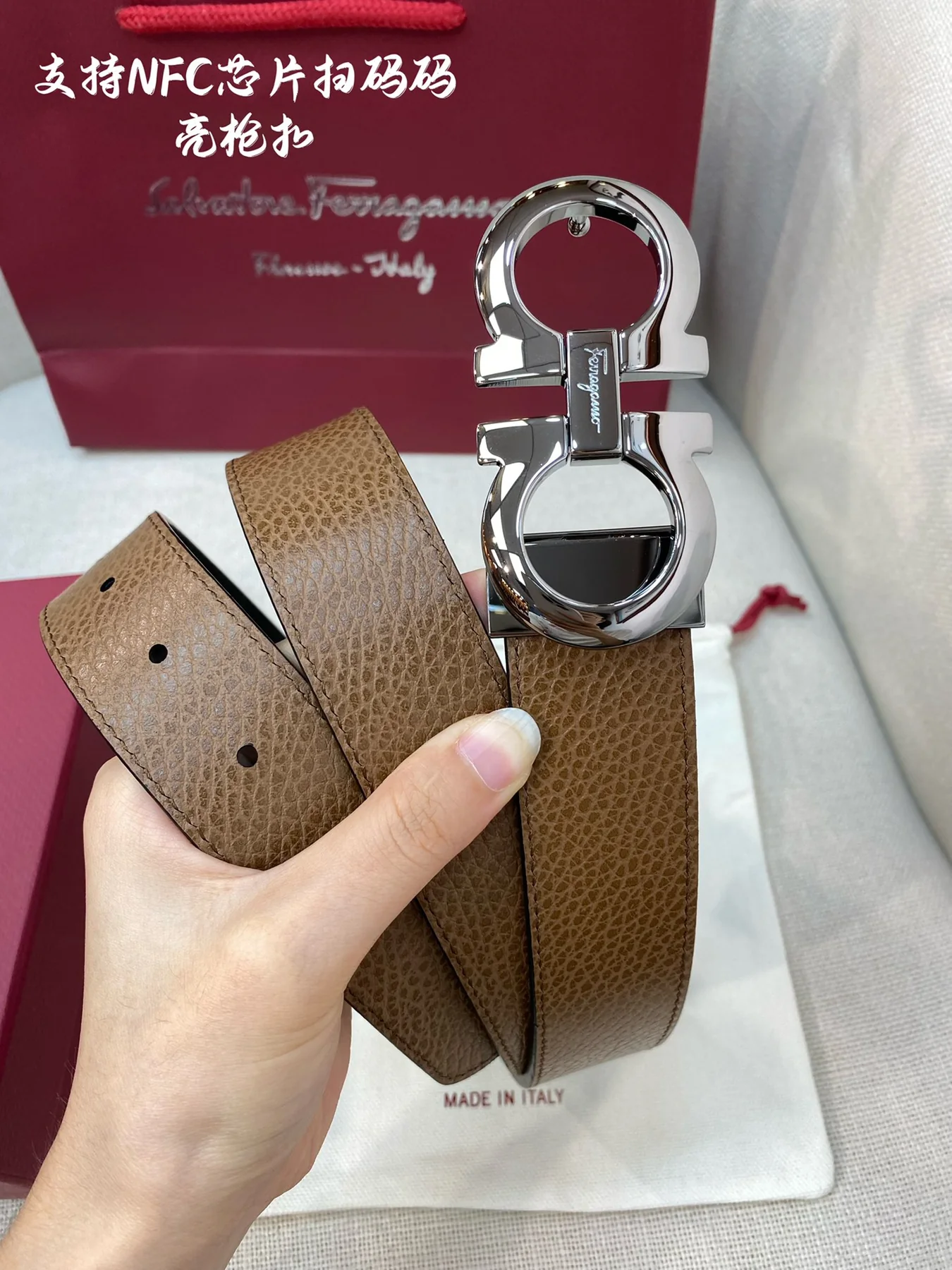 Men's Classic Reversible Leather Belt with Polished Geometric Buckle, 35 mm detail view 3