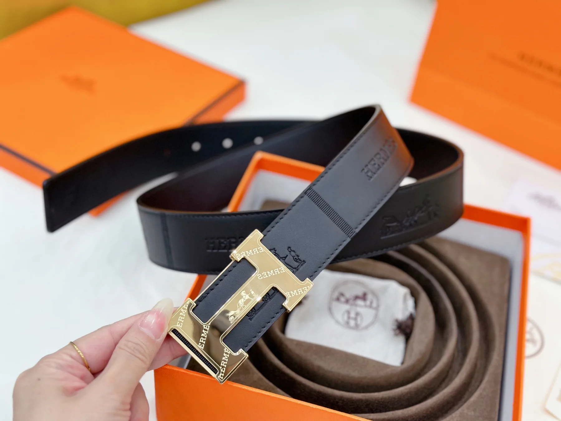 Men's Classic Reversible Leather Belt with Geometric H Buckle, 38 mm detail view 3