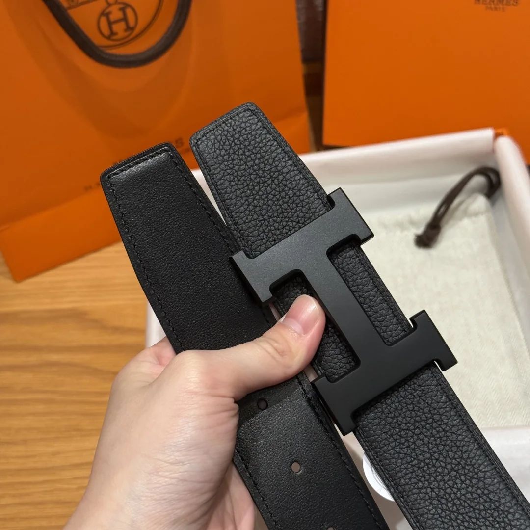 Men's Modern Reversible Textured Leather Belt with Polished Geometric Buckle, 38 mm detail view 4