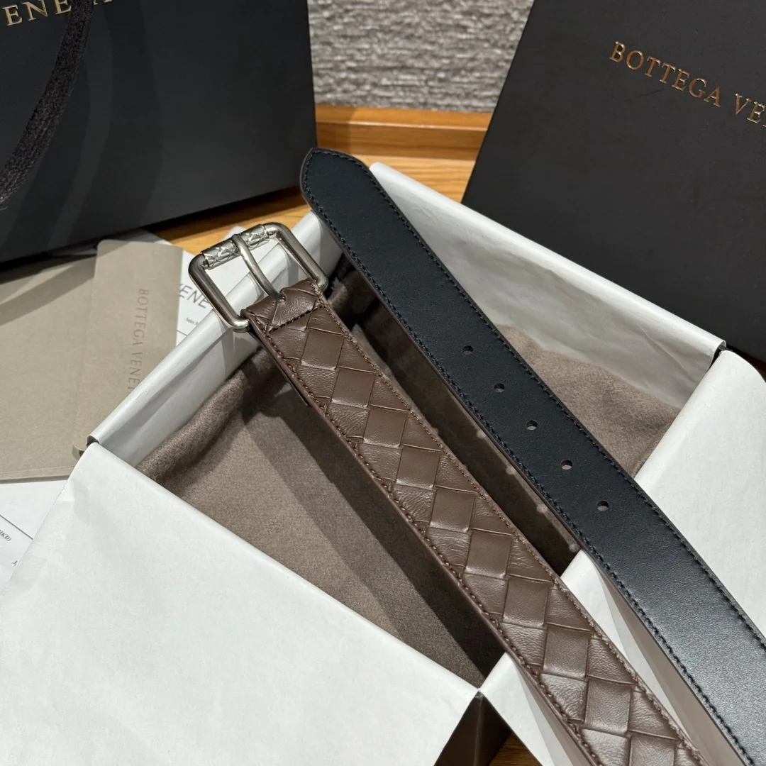 Men's Reversible Woven Leather Belt with Polished Geometric Buckle, 35 mm detail view 4