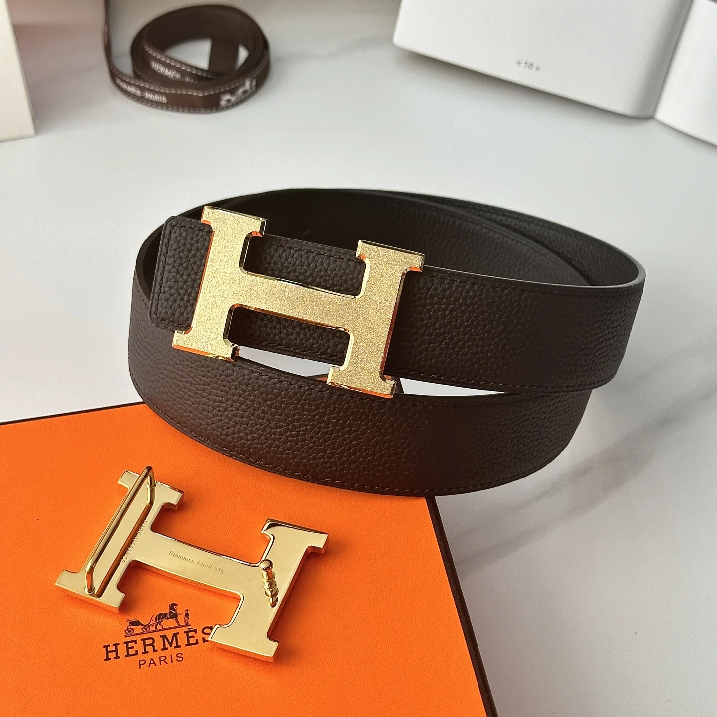Men's Grained Leather Belt with Geometric H Buckle, 38 mm detail view 4