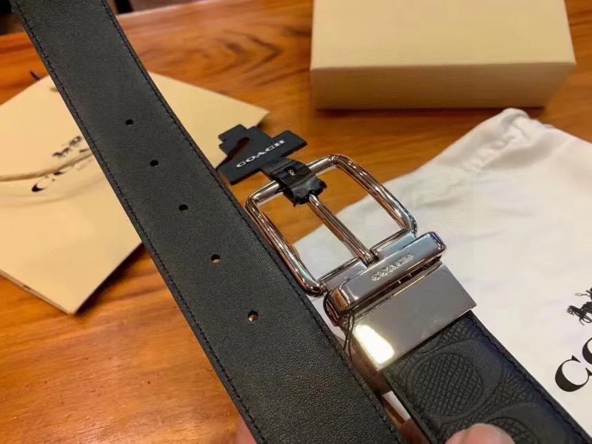 Men's Classic Reversible Textured Leather Belt with Polished Geometric Buckle, 35 mm detail view 4