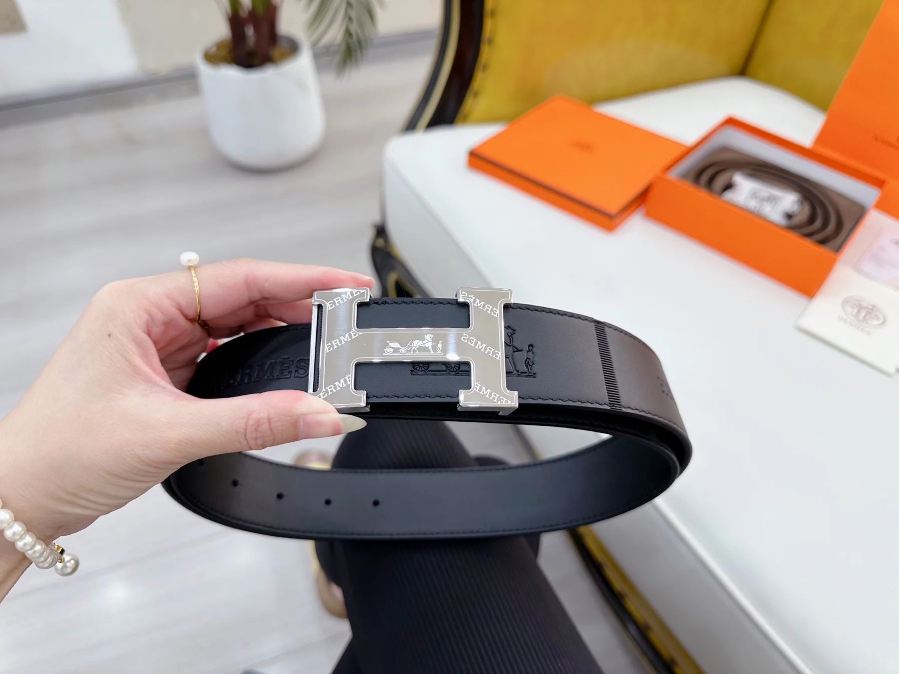 Men's Classic Reversible Leather Belt with Geometric H Buckle, 38 mm detail view 4