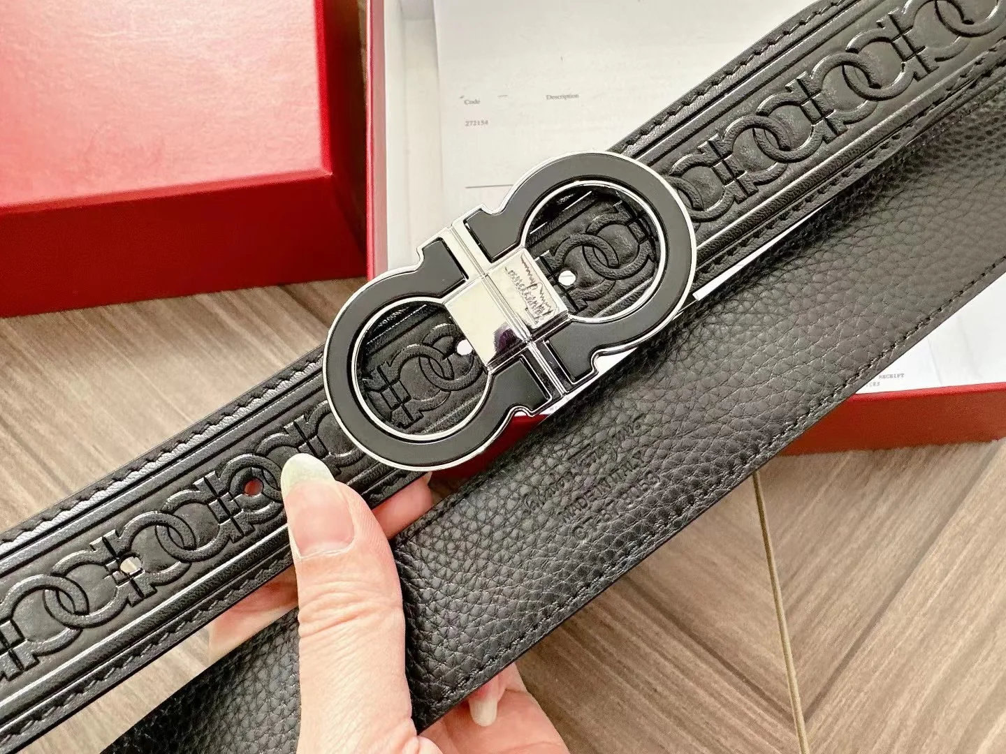Men's Modern Textured Leather Belt with Sculpted Double-Ring Buckle, 35 mm detail view 5