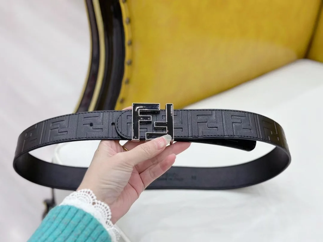 Men's Classic Reversible Grained Leather Belt with Polished Geometric Buckle, 38 mm detail view 5